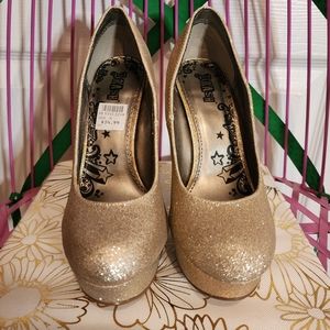 SOLD OFFLINE!!! NWT - Brash - Glitter gold platform heels -  Size 6